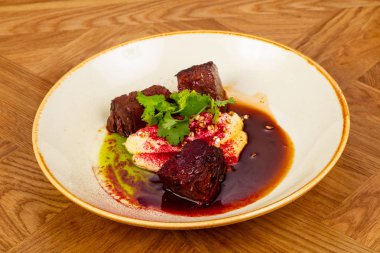 Kızarmış biftek yanak sos ile