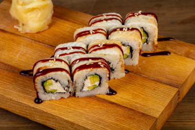 Yılan balığı ile Japon geleneksel rulo