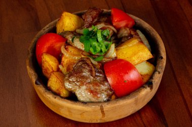 Kavrulmuş domuz eti ve sebze otlar ile