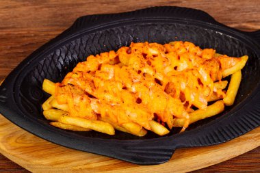 Somon kızarmış patates ve sos ile