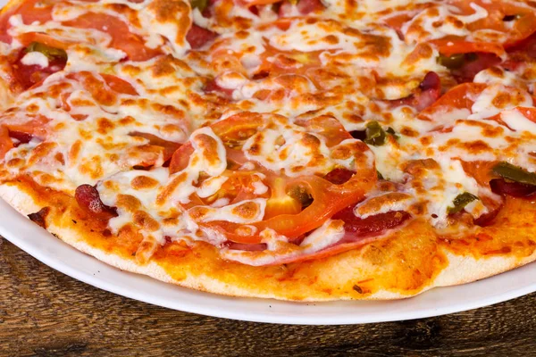 Pizza Con Salchichas Pimienta Tomate — Foto de Stock