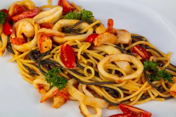 Delicious Seafood Pasta Fried Shrimps Squid Tomatoes — Stock Photo, Image