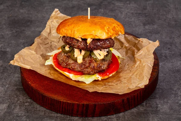 Etli ve peynirli hamburger.