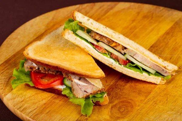 Клубний Бутерброд Курячими Грудьми Салатом — стокове фото