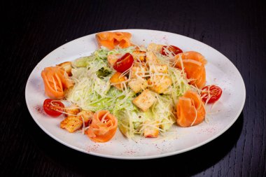 Somonlu Sezar salatası.
