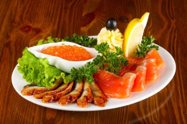 Plaka - balık alabalık filetosu, kırmızı havyar ve limon hizmet yılan balığı