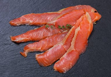 Tuz ve baharatlar ile ham alabalık filetosu