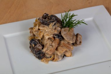 Domuz eti ve soslu mantar