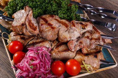 Izgara tavuk ve domuz barbeküsü