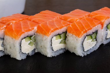 Salatalık ve peynir ile lezzetli philadelphia rulo