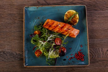 Limon ve salata ızgara somon bırakır