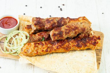 Şiş kebeb mix tabak sos ve soğan ile