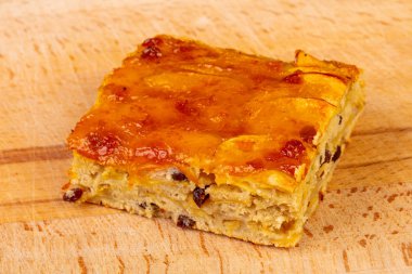 Ahşap arka plan üzerinde tatlı lezzetli ekmek