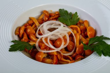 İştah açıcı Marine mantar soğan ve otlar ile