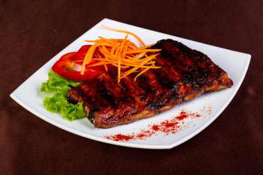 Kavrulmuş domuz kaburga salata yaprakları ile