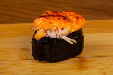 Lezzetli kızarmış peynir suşi roll