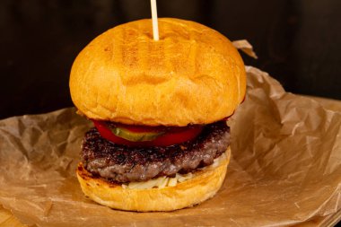 Et ve peynir ile lezzetli ev yapımı Hamburger