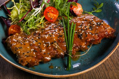 Kavrulmuş Domuz kaburga salata ve domates ile