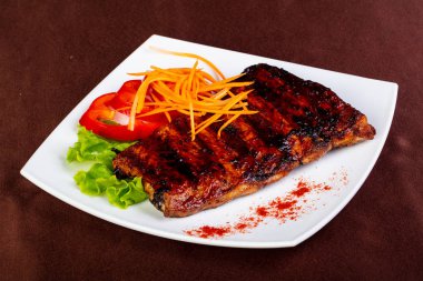 Kavrulmuş domuz kaburga salata yaprakları ile