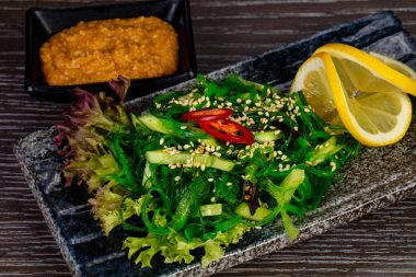 Parlak yeşil O'Sensei salata limonlu