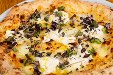 Pizza mozzarella ve siyah truffle ile