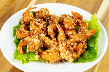 Meyilli karides salata yaprakları ile