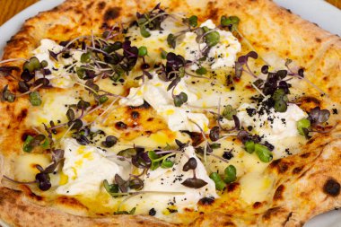 Pizza mozzarella ve siyah truffle ile