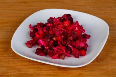 Rus salatası salata sosu ile pancar