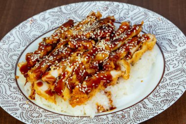 Pirinç ve teriyaki soslu tavuk tempura