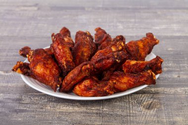 Barbekü kanat baharatlı sos ile