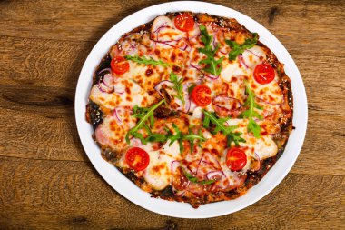 Jambonlu, peynirli ve domatesli pizza.