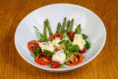 Peynir ve kuşkonmaz ve fesleğen salata