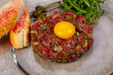 Ekmek ve yumurta ile biftek tartar