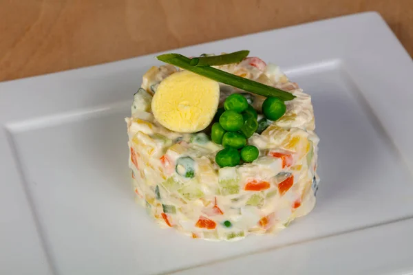 Traditionella Ryska Sallad Med Gröna Ärtor — Stockfoto