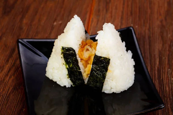 Kalamar ile Japon geleneksel Onigiri