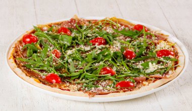 Hamon ve roka ile pizza.