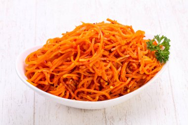 Kabın içinde çekilen havuç yığın