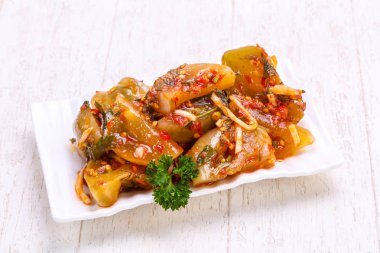 Otlar ile turşu yeşil domates