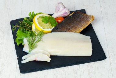 Baharat ile tuzlu beyaz balık füme