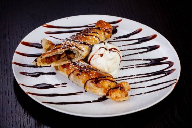 Çekirdekli Kuru üzüm, dondurma, çikolata şurubu ile lezzetli viski pasta