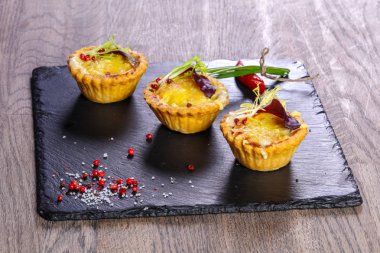 Fırında mantar ve peynir ile kanepe