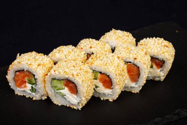 Japon soğuk rulo somon ile