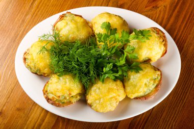 Peynirli ve otlu fırında patates
