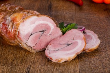 Domuz eti ahşap arka plan üzerinde füme