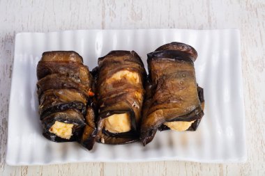 Lezzetli kızarmış kabak peynirli rulo