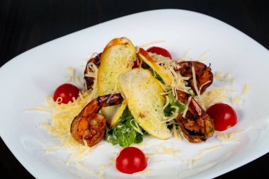 Geleneksel Sezar salata karides ile 