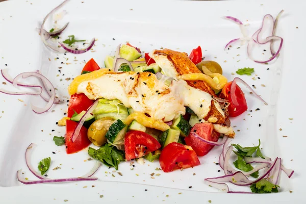 Salada Tradicional Grega Com Queijo Haloumi — Fotografia de Stock