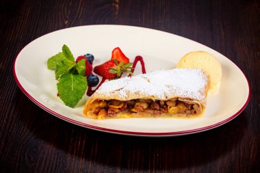 Nane ve syrop elma Strudel servis