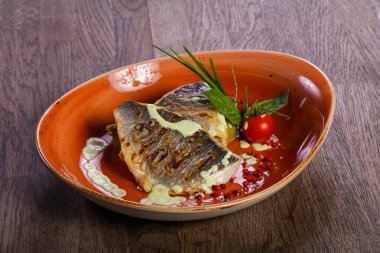Izgara dorada filetosu domates ve soğan servis