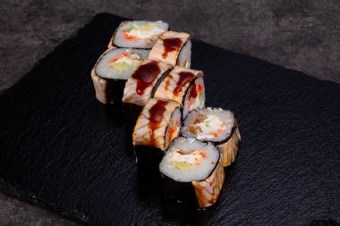 Yılan balığı ile Japon geleneksel rulo